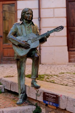 Bronz heykel, şarkıcı-söz yazarı Fred Bongusto Campobasso 'ya adanmıştır.