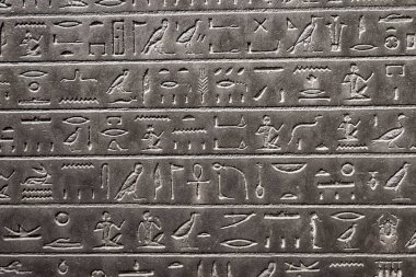 Düşük çözünürlükte işlenmiş hiyeroglifler içeren Antik Mısır 'dan kalma taş bir eser..