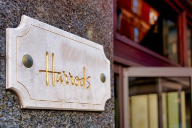 Londra, Birleşik Krallık - Aralık 2022: Londra 'daki ünlü Harrods mağazasının tabela manzarası