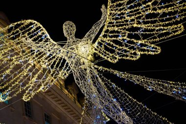 Londra 'da Noel Regent Caddesi' ndeki süs meleğini aydınlatır.