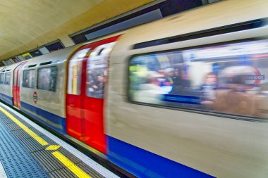 Bulanık hareket eden tren istasyonu Londra metrosu veya yer altı ingilizcesi