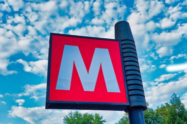 Torino İtalya 'da metro ya da metro istasyonu tabelası