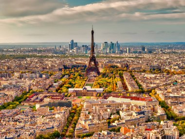 Paris 'teki Eyfel Kulesi Skyline. Paris, Eyfel Kulesi ve La Defense iş bölgesinin panoramik hava manzarası. Paris, Fransa 'nın hava manzarası