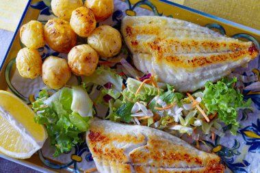 çipura balık patates ile yakın çekim