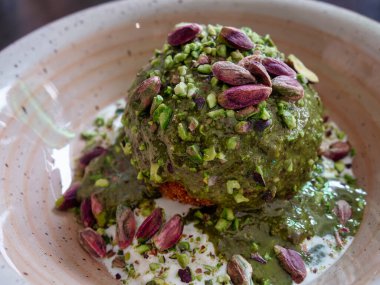 Fıstık tohumu ve kremayla kaplı peynirli pirinç topu.