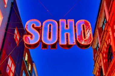 Londra İngiltere 'de gece Soho mahallesi için neon tabelalar