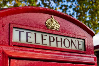 Londra, İngiltere 'deki Kırmızı Telefon Sandığı' ndaki telefon tabelasının yakın çekim görüntüsü