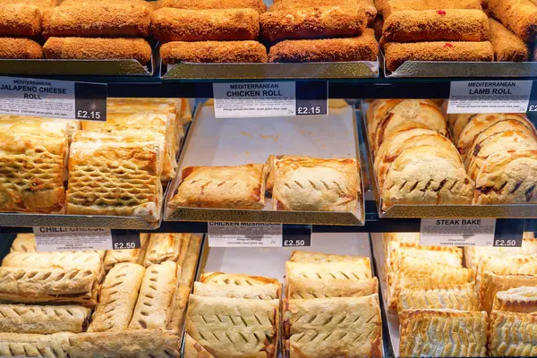 ドイツのベーカリーで販売される新鮮な焼きグルメパン — ストック写真