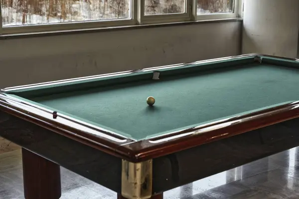台球桌与球退化的房间池冬季 — 图库照片#