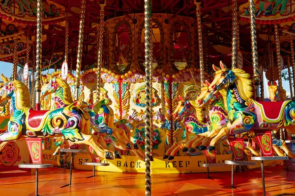 メリーゴーラウンドで美しく装飾されたカルーシュ馬 — ストック写真