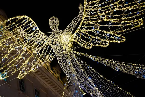 ロンドンのクリスマスライトレジデントストリートの装飾エンジェル — ストック写真