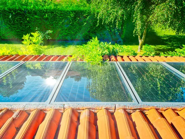 空の背景 緑のきれいな代替エネルギーの概念の太陽光発電パネル 家の屋根のインストール — ストック写真