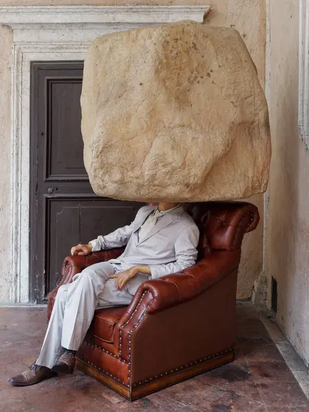 ローマ イタリア 2021年3月 頭の代わりに大きな石で椅子に座っているアートワークの男 — ストック写真