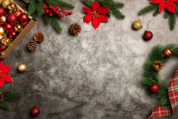 Kerstkrans Stenen Tafelblad Doos Met Kerstrood Gouden Kerstballen Decoraties Groet Stockafbeelding