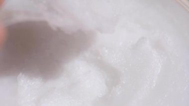 Beyaz cilt temizleyici merhem dokusunu yumuşatır. Kozmetik güzellik kremi, spatulalı kumaş örnekleri..