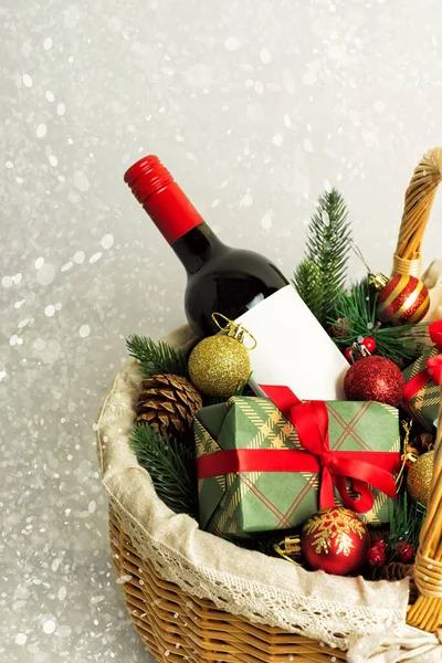 Botella Vino Tinto Canasta Navidad Cesta Con Cajas Regalo Decoración — Foto de Stock