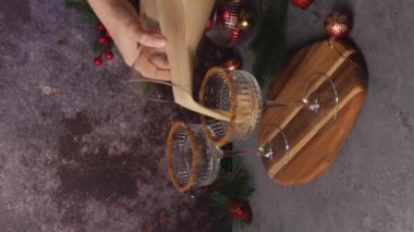 Tarçınlı ve hindistan cevizli geleneksel Noel içkisi. Tatlı ve kremalı festival kokteyli. Dikey 4k video