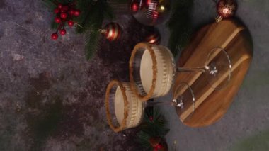 Tarçınlı ve hindistan cevizli geleneksel Noel içkisi. Tatlı ve kremalı festival kokteyli. Dikey 4k video
