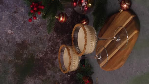Kerst Traditionele Eierpunch Met Kaneel Nootmuskaat Zoet Romige Feestelijke Cocktail — Stockvideo