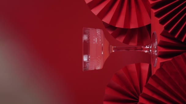 Склянка Трояндового Шампанського Китайському Фоні Місячного Нового Року Паперовими Шанувальниками — стокове відео