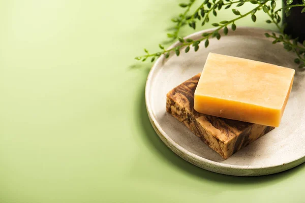 stock image Handmade natural soap or shampoo bars on the concrete dish. Eco-friendly beauty skincare concept for small businesses. Zero waste gift on green background