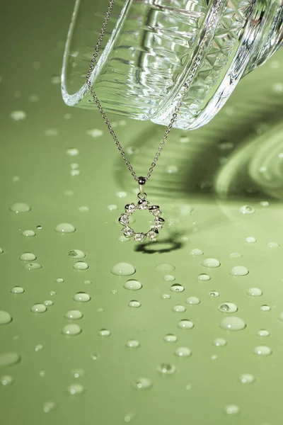 Стильное Серебряное Ожерелье Бокал Шампанского Зеленом Фоне Капельками Воды Копирование Стоковое Фото