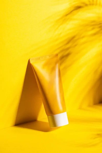 Crema Solare Nel Tubo Plastica Giallo Prodotti Cosmetici Protezione Solare — Foto Stock