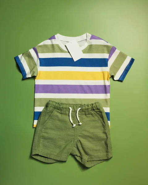 Yeşil Şortlu Pamuklu Tişört Moda Yazlık Çocuk Kıyafetleri Bebek Kıyafeti — Stok fotoğraf