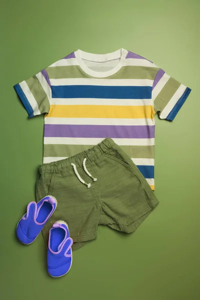 緑のショートパンツとコットンストライプのTシャツ ファッション夏の子供服 子供服だ フラットレイアウト トップビュー — ストック写真