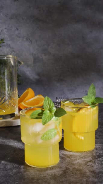 Coctel Limonada Mojito Con Frutas Albahaca Bebida Fría Verano Limón — Vídeo de stock