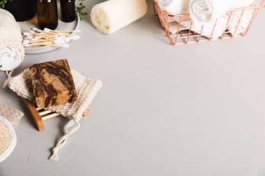 Beyaz fayanslı el yapımı organik sabunlar. Serum şişeleri ve banyo aksesuarlarıyla sürdürülebilir sıfır atık yaşam tarzı. Metnin için boşluk kopyala