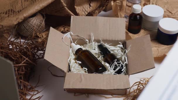 在碎纸上有血清瓶的美容盒 环保纸盒礼品盒 无废品化妆品 派递服务仓库的网上零售订单 — 图库视频影像