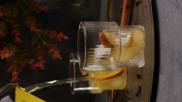 秋天的冰镇鸡尾酒 有苹果和梨子放在灰色的桌子上 Sangria或Punch的玻璃 — 图库视频影像