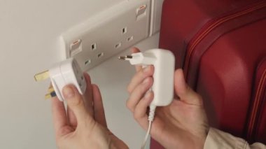 İngiltere veya SG 3 Pin Güç dönüştürücüsü veya seyahat adaptörü. Otel odasındaki prizin prizi.