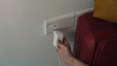 İngiltere veya SG 3 Pin Güç dönüştürücüsü veya seyahat adaptörü. Otel odasındaki prizin prizi.