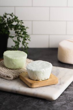 Beyaz fayanslı el yapımı organik sabunlar ya da şampuan. Serum şişeleri ve banyo aksesuarlarıyla sürdürülebilir sıfır atık yaşam tarzı. Metnin için boşluk kopyala