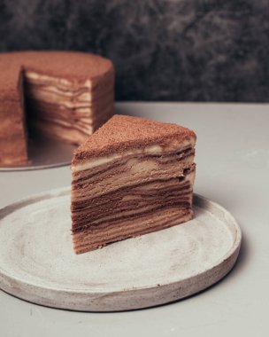 Gri tabakta taze pişmiş lezzetli çikolatalı kek. Metin için boşluk