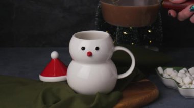 Noel kardan adam bardağı, sıcak çikolata, krem şanti ve lokum. Sıcak kakaolu sıcak bir evde Noel arifesi