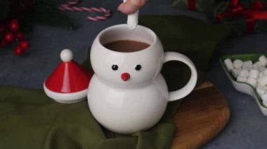Noel kardan adam bardağı, sıcak çikolata, krem şanti ve lokum. Sıcak kakaolu sıcak bir evde Noel arifesi