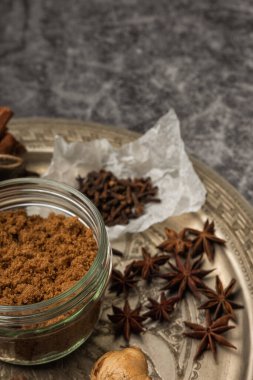 Hint Masala Çayı 'na baharat. Yiyecek ya da bitki çayı karışımı. Tarçın çubukları, yeşil kakule tohumları ve gri dokuda anason..