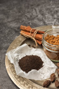 Hint Masala Çayı 'na baharat. Yiyecek ya da bitki çayı karışımı. Tarçın çubukları, yeşil kakule tohumları ve gri dokuda anason..