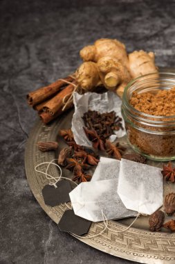 Hint Masala Çayı 'na baharat. Yiyecek ya da bitki çayı karışımı. Tarçın çubukları, yeşil kakule tohumları ve gri dokuda anason..