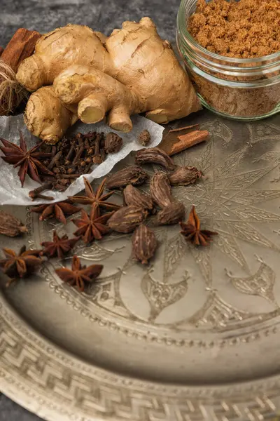 Hint Masala Çayı 'na baharat. Yiyecek ya da bitki çayı karışımı. Tarçın çubukları, yeşil kakule tohumları ve gri dokuda anason..