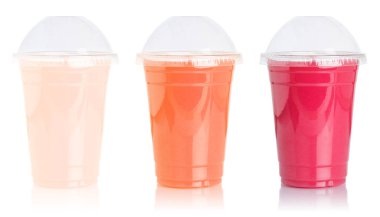 Meyve suyu, meyve suyu, beyaz arka planda izole edilmiş bir fincanda çilek içer.