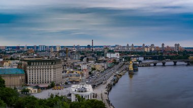 Volodymyrsky Uzviz üzerindeki yaya ve bisiklet köprüsünden Kyiv 'e genel bakış.