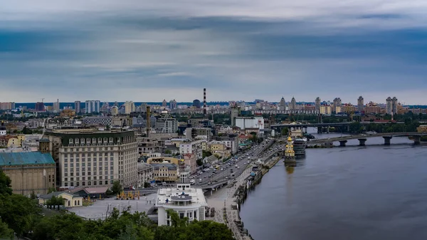 Volodymyrsky Uzviz üzerindeki yaya ve bisiklet köprüsünden Kyiv 'e genel bakış.