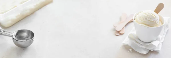Lody Waniliowe Białym Kubku Marmurowe Tło Wysokiej Jakości Zdjęcie — Zdjęcie stockowe