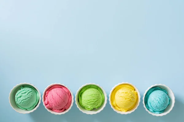 Boules Crème Glacée Colorées Sur Fond Lumineux Photo Haute Qualité — Photo
