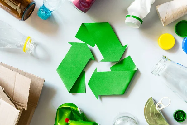 Conceito Reciclagem Símbolo Reciclagem Objetos Vista Superior Flatlay — Fotografia de Stock