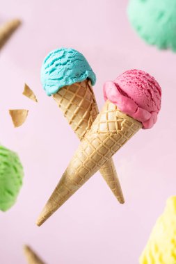 Uçan renkli dondurma külahları, parlak bir arka plan. Havalanma. Yüksek kalite fotoğraf